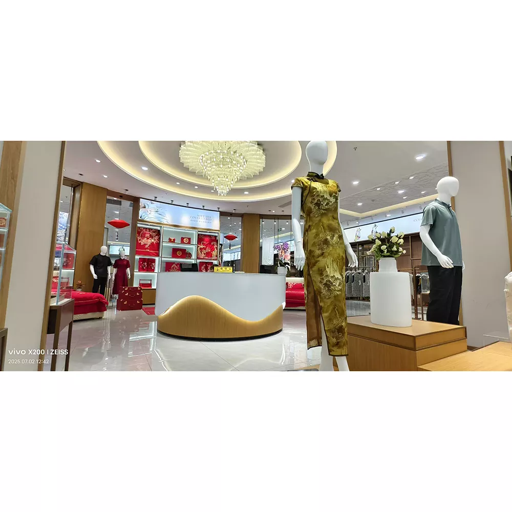 Estante de exhibición de ropa de mujer de madera